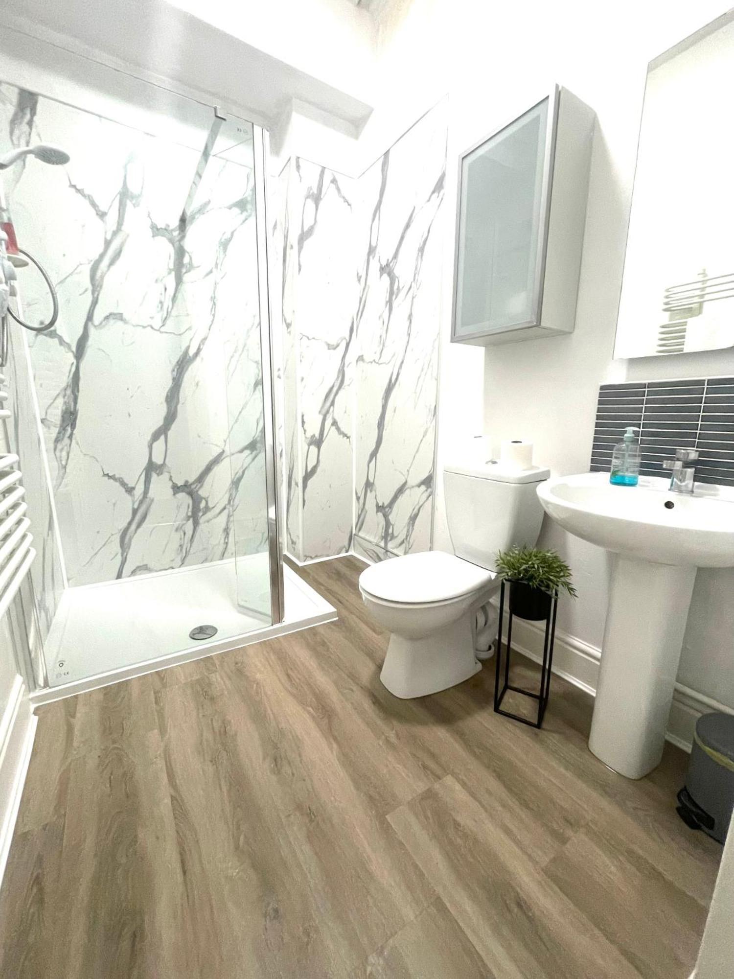 Stylish Apartment With Secure Parking Close To City Честер Екстер'єр фото